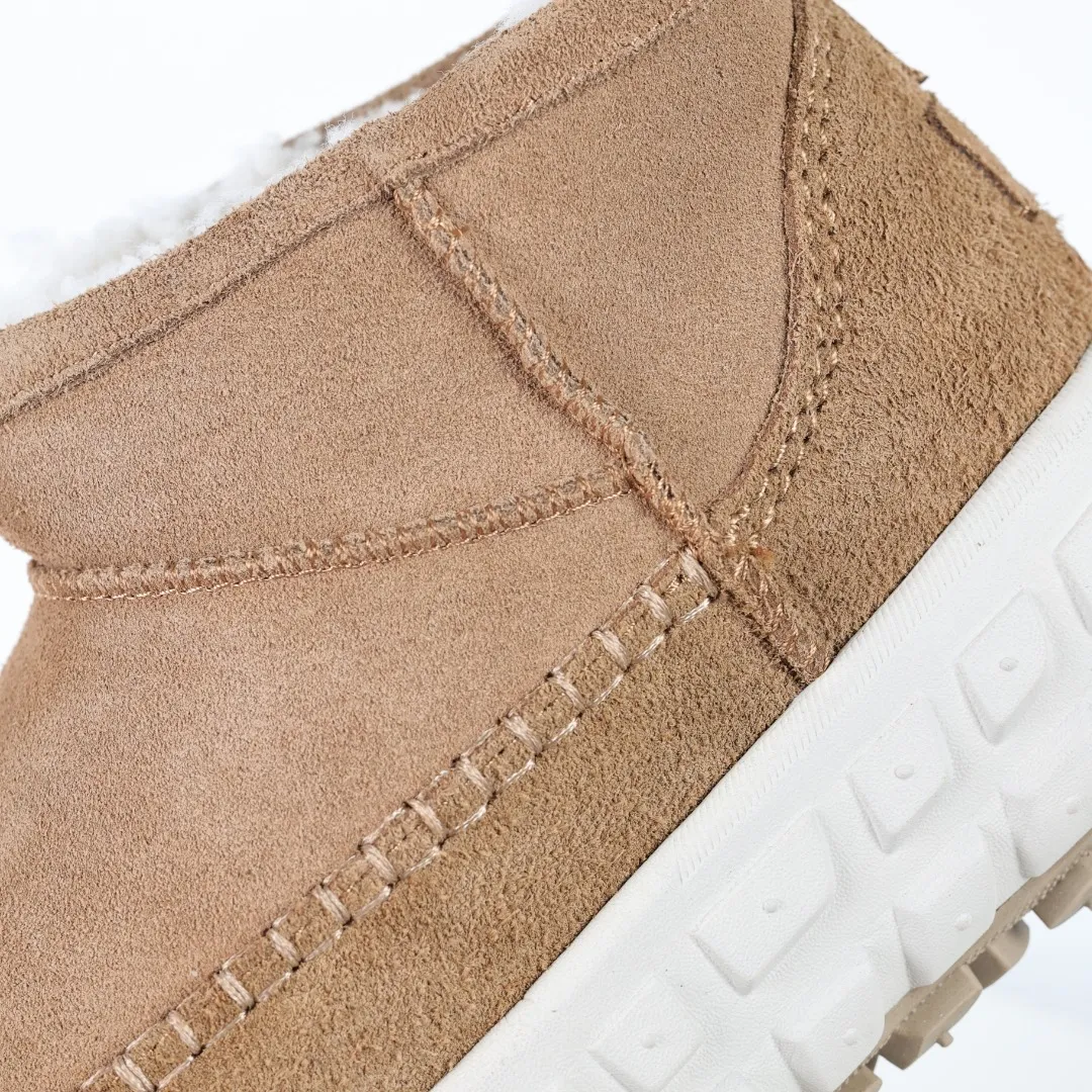 Pick up locally 💰700 Core recommendation Good price It is a very suitable choice for keeping warm in winter and at home. In recent years, uug has launched a series of styles, which are partially geared towards the preferences of young consumers and have also moved to the forefront of fashion trends. Shoe body material Water-repellent coated suede upper 17mm UGGPURE™ implanted wool insole Lightweight non-slip comfortable rubber outsole With brand LOGO trademark Comes with a full set of packaging Size: 35 36 37 38 39 40